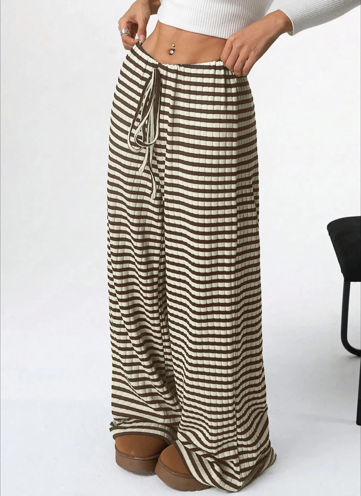 Новые женские повседневные брюки, весенне-осенние прямые брюки с высокой талией, мягкие удобные брюки на шнурке, однотонные и полосатые
Новые женские повседневные брюки, весенне-осенние прямые брюки с высокой талией, мягкие удобные брюки на шнурке, однотонные и полосатые