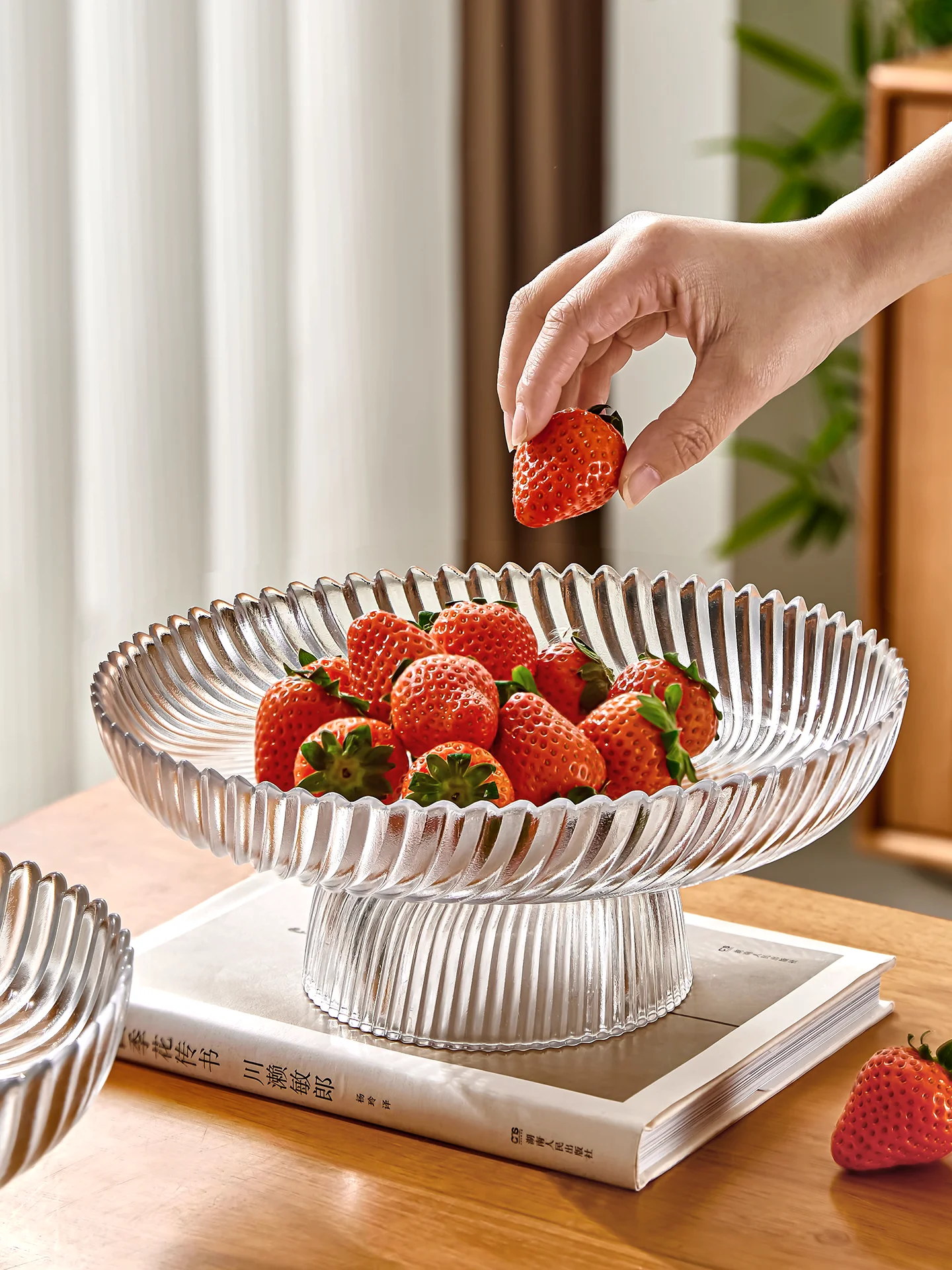 Ele Glass Fruit Tray Stand Home Living Room Tea Table Decoration Luxury Sna Plate Handmade Blown Glass Stripe Pattern
Ele Glass Fruit Tray Stand Home Living Room Tea Table Decoration Luxury Sna Plate Handmade Blown Glass Stripe Pattern