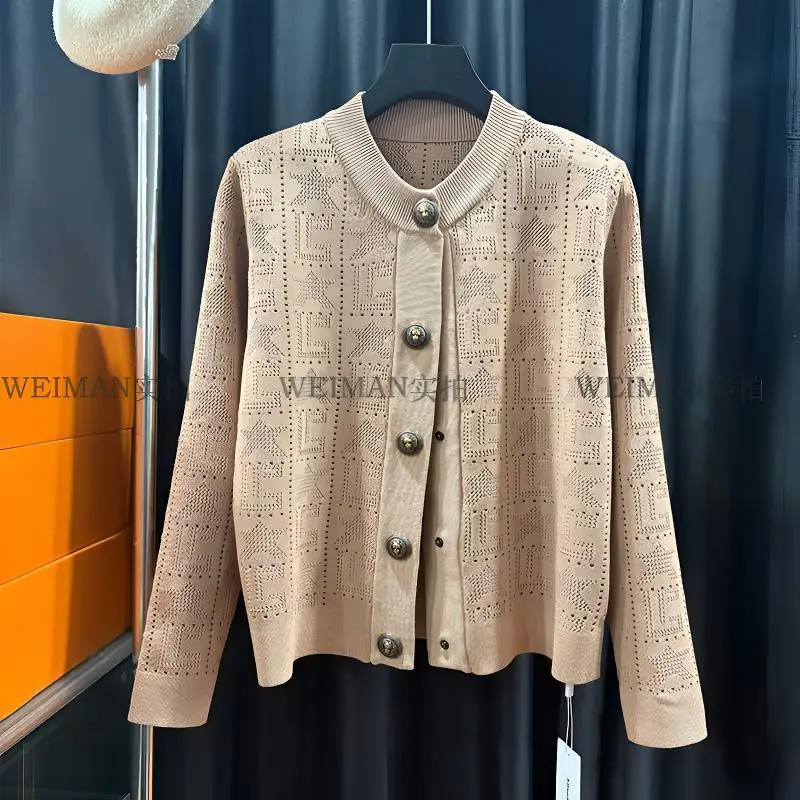 Корейский модный ажурный вязаный кардиган для женщин, весенне-осенний повседневный жаккардовый свитер-жакет, элегантное офисное пальто на одной пуговице
Корейский модный ажурный вязаный кардиган для женщин, весенне-осенний повседневный жаккардовый свитер-жакет, элегантное офисное пальто на одной пуговице