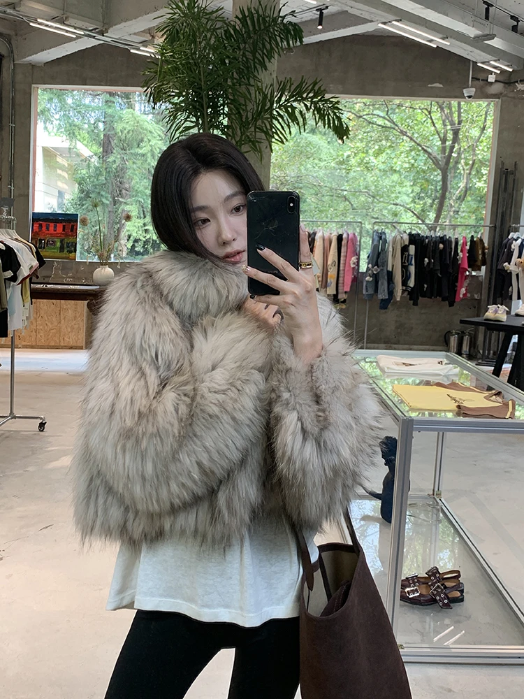 Женское теплое двубортное пальто из кроличьего меха Sicily Floral с круглым воротником и широкими отворотами, укороченное, приталенного кроя
Женское теплое двубортное пальто из кроличьего меха Sicily Floral с круглым воротником и широкими отворотами, укороченное, приталенного кроя