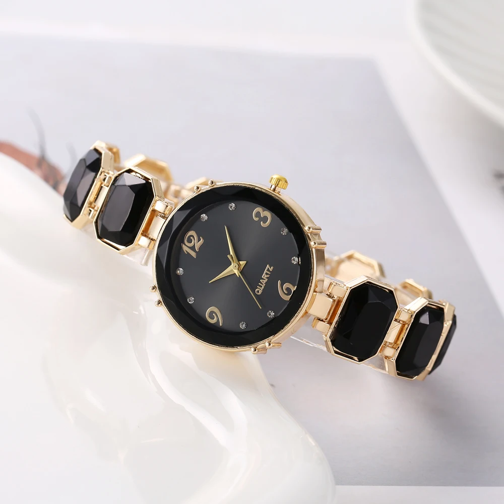 Chic black and gold quartz watch, perfect for both commuting and dates
Chic black and gold quartz watch, perfect for both commuting and dates