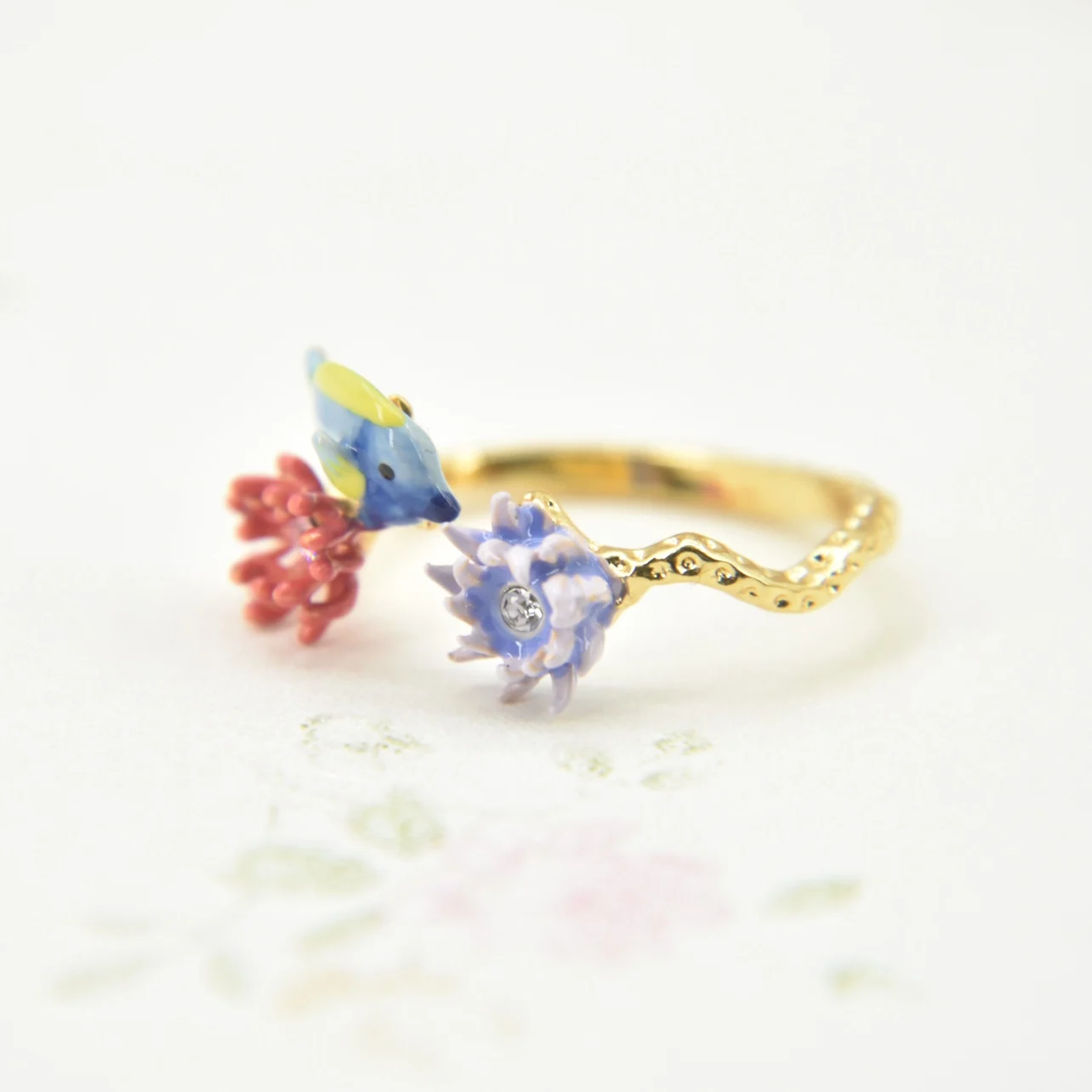 Y Handmade enamel, seabed, sea anemone, sea urchin, small blue and yellow sea fish, ring
Y Handmade enamel, seabed, sea anemone, sea urchin, small blue and yellow sea fish, ring