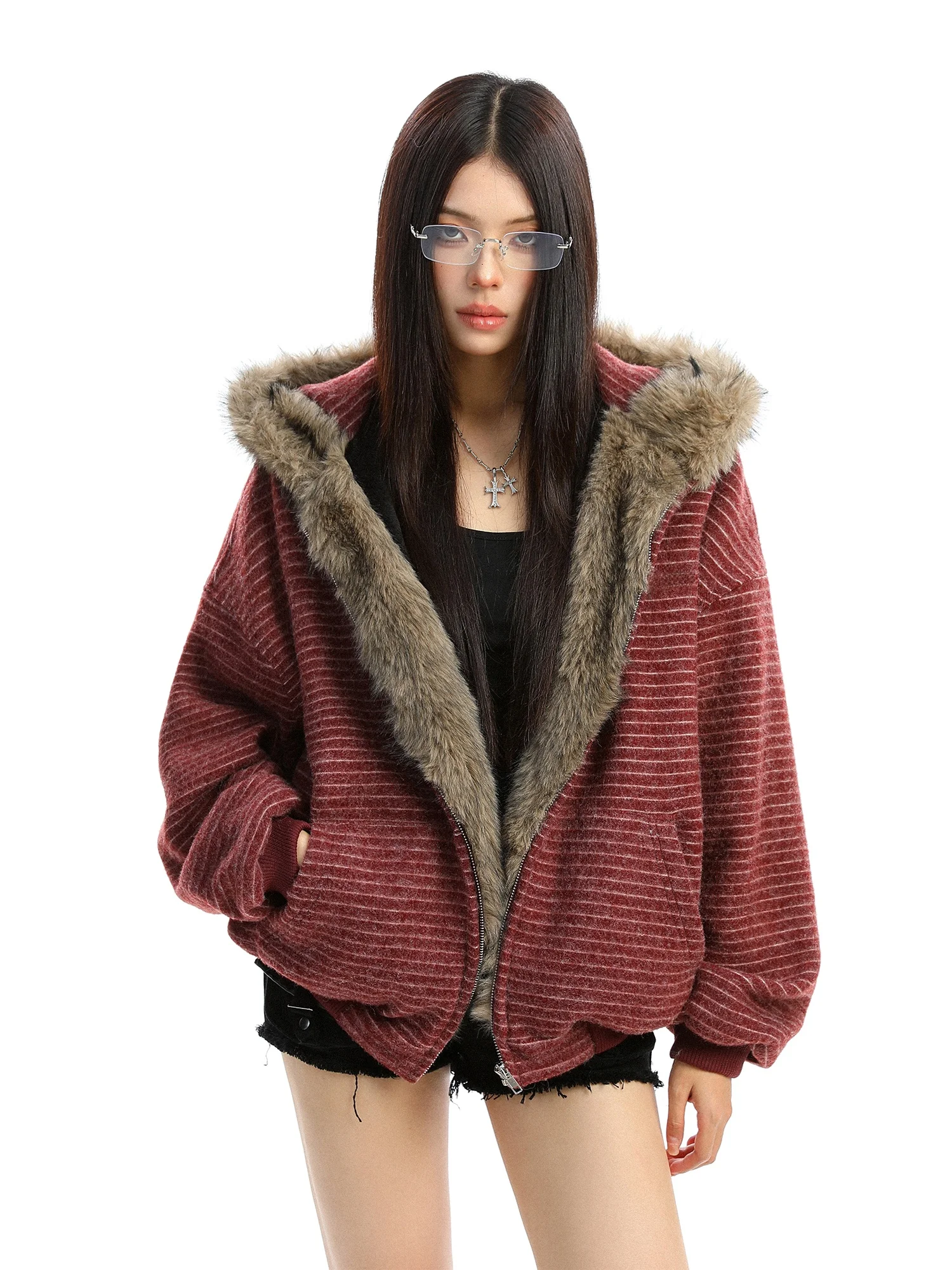 Зимнее хлопковое пальто Thiened для женщин, с капюшоном, красно-белые полосы, с меховым воротником, уличный стиль, свободный крой, длинный рукав
Зимнее хлопковое пальто Thiened для женщин, с капюшоном, красно-белые полосы, с меховым воротником, уличный стиль, свободный крой, длинный рукав