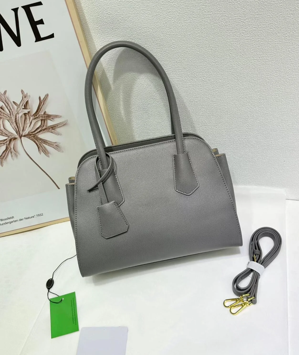 Chic Blush Crossgrain Convertible Shoulder Bucket Bag Small Hang Tag & Detachable Belt All-season Casual Ladies Accessory gab pradaeS
Chic Blush Crossgrain Convertible Shoulder Bucket Bag Small Hang Tag & Detachable Belt All-season Casual Ladies Accessory gab pradaeS