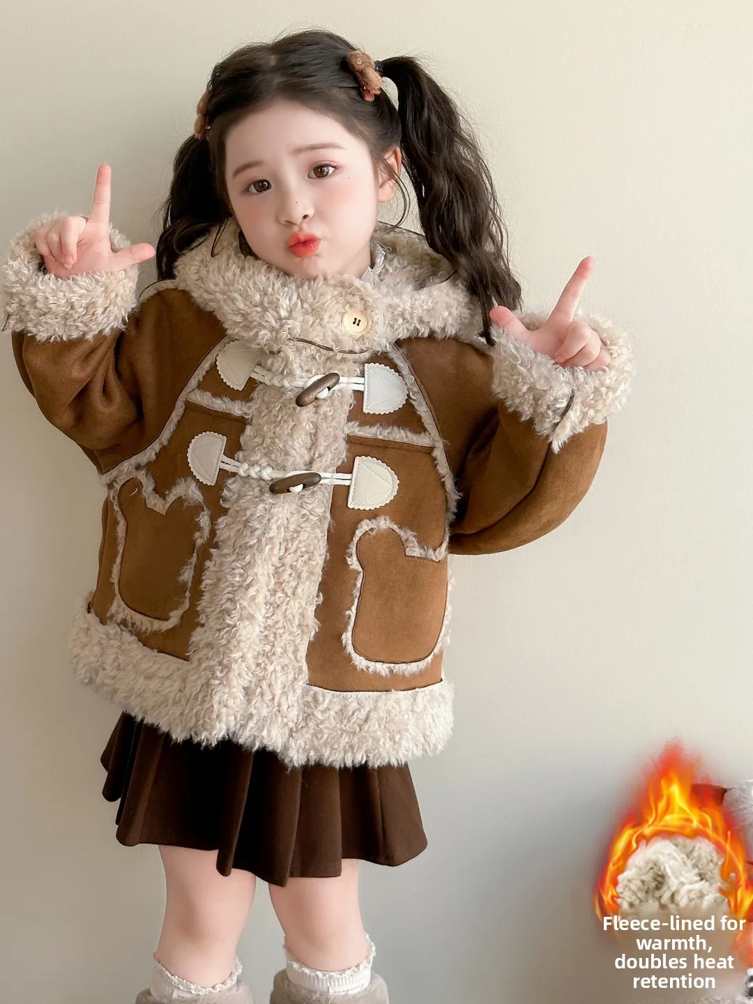 Зимнее пальто Thiened для детей, новинка 2023 года, корейская версия, шапка-ушанка, меховая и кожаная конструкция с внутренними пуговицами, модный чи...
Зимнее пальто Thiened для детей, новинка 2023 года, корейская версия, шапка-ушанка, меховая и кожаная конструкция с внутренними пуговицами, модный чи...