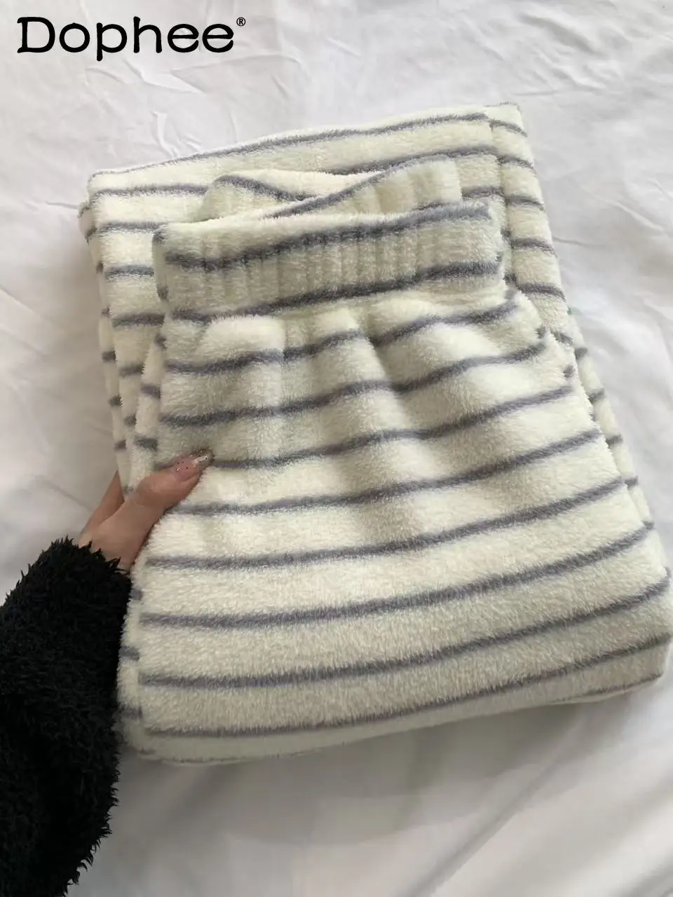 Осень-зима, новые полосатые длинные брюки в корейском стиле на флисовой подкладке, свободные повседневные милые утепленные домашние брюки для девочек
Осень-зима, новые полосатые длинные брюки в корейском стиле на флисовой подкладке, свободные повседневные милые утепленные домашние брюки для девочек