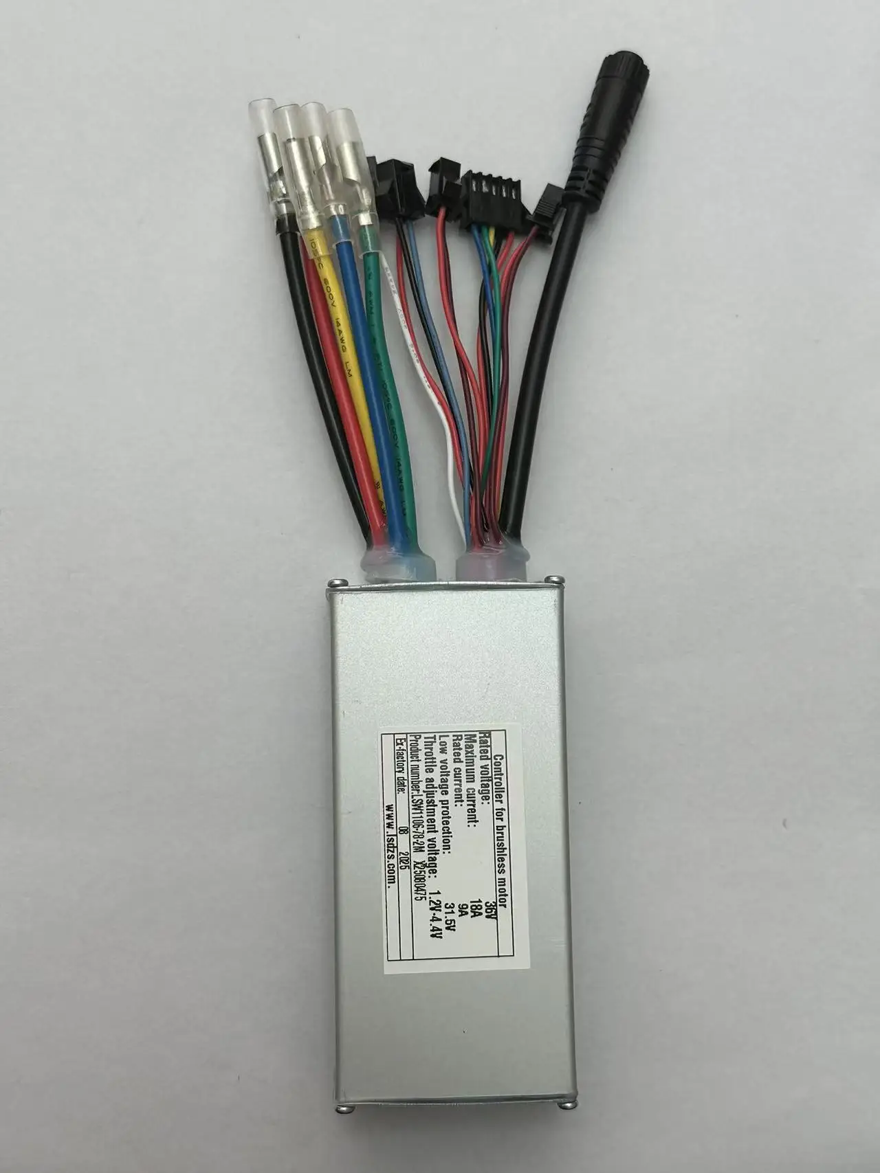 eBike Brushless Motor Controller LSW1106-78-2M 36V 18A Suitable for Electric Bicycles Fat-Tire Bikes Speed Controller
eBike Brushless Motor Controller LSW1106-78-2M 36V 18A Suitable for Electric Bicycles Fat-Tire Bikes Speed Controller