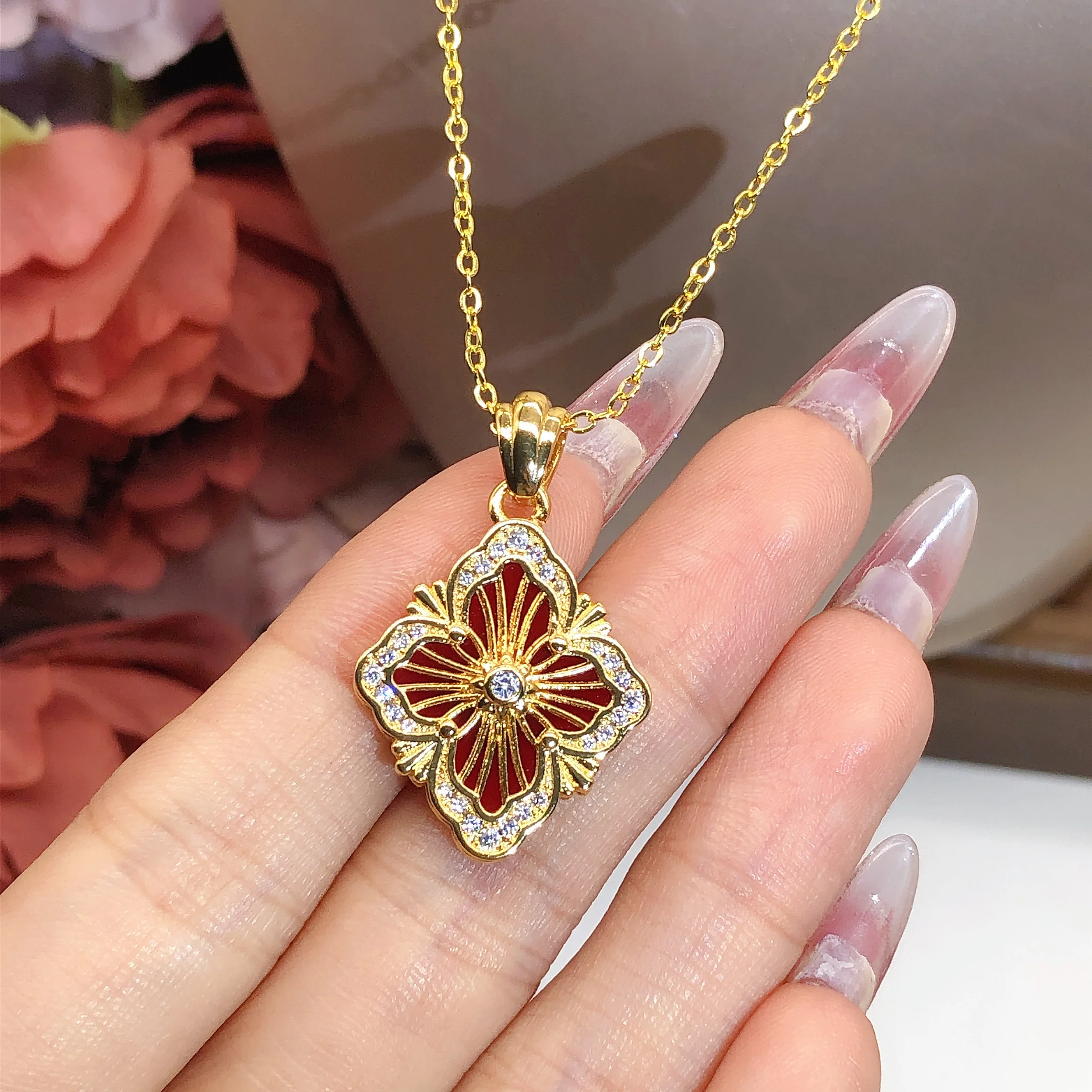 Retro Court Sle Four Le Clover Mother of Pearl Pendant Light Luxury Lace Net Embedded Diamond Nelace for Women
Retro Court Sle Four Le Clover Mother of Pearl Pendant Light Luxury Lace Net Embedded Diamond Nelace for Women