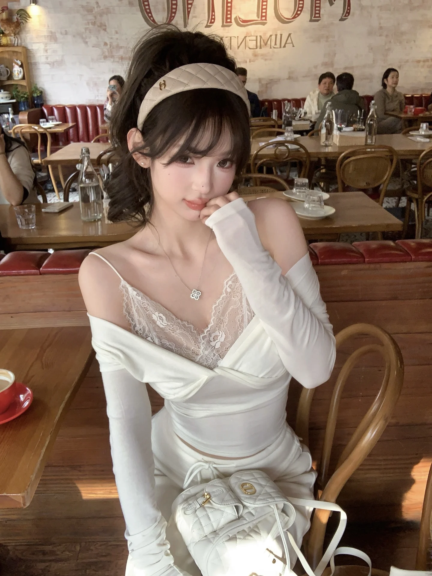 Женская приталенная футболка Ele Sle Pure Desire Lace с длинным рукавом и V-образным вырезом из смесового хлопка и синтетических волокон
Женская приталенная футболка Ele Sle Pure Desire Lace с длинным рукавом и V-образным вырезом из смесового хлопка и синтетических волокон