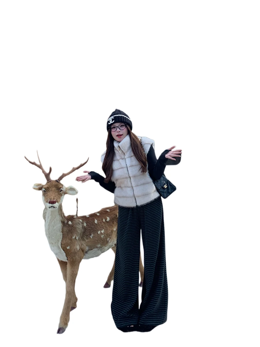 Роскошный, легкий и утягивающий меховой жилет для женщин, слегка пухлый, теплый плюшевый жилет большого размера.
Роскошный, легкий и утягивающий меховой жилет для женщин, слегка пухлый, теплый плюшевый жилет большого размера.