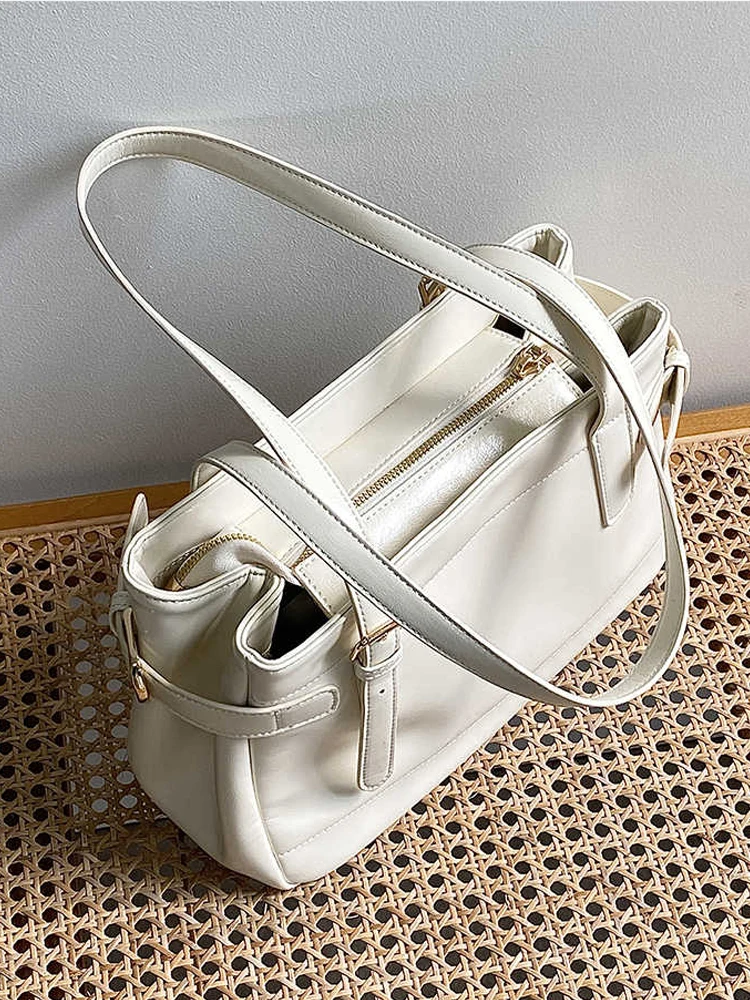 Белая женская сумка-тоут в корейском ретро-стиле, люксовая, вместительная, с персонализированной пряжкой, на одно плечо, в мотоциклетном стиле
Белая женская сумка-тоут в корейском ретро-стиле, люксовая, вместительная, с персонализированной пряжкой, на одно плечо, в мотоциклетном стиле