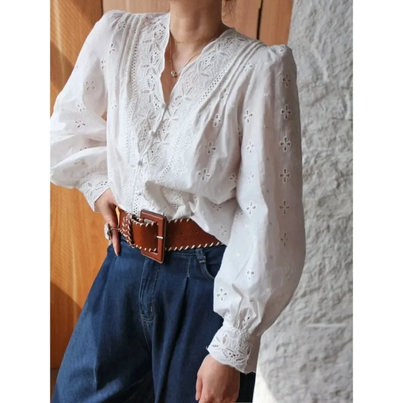 Женская весенне-летняя блузка во французском стиле с вышивкой и ажурным кружевом, свободного кроя, с V-образным вырезом, элегантная белая рубашка
Женская весенне-летняя блузка во французском стиле с вышивкой и ажурным кружевом, свободного кроя, с V-образным вырезом, элегантная белая рубашка