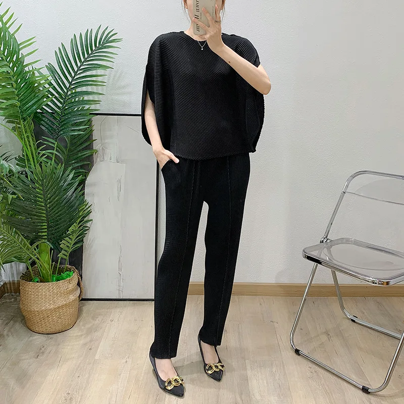Pant Sets Summer For Women 2025 Solid Color Stretch Miyake Pleated Loose Tops + Elastic Waist Pant Casual 2 PCS Set Female
Pant Sets Summer For Women 2025 Solid Color Stretch Miyake Pleated Loose Tops + Elastic Waist Pant Casual 2 PCS Set Female