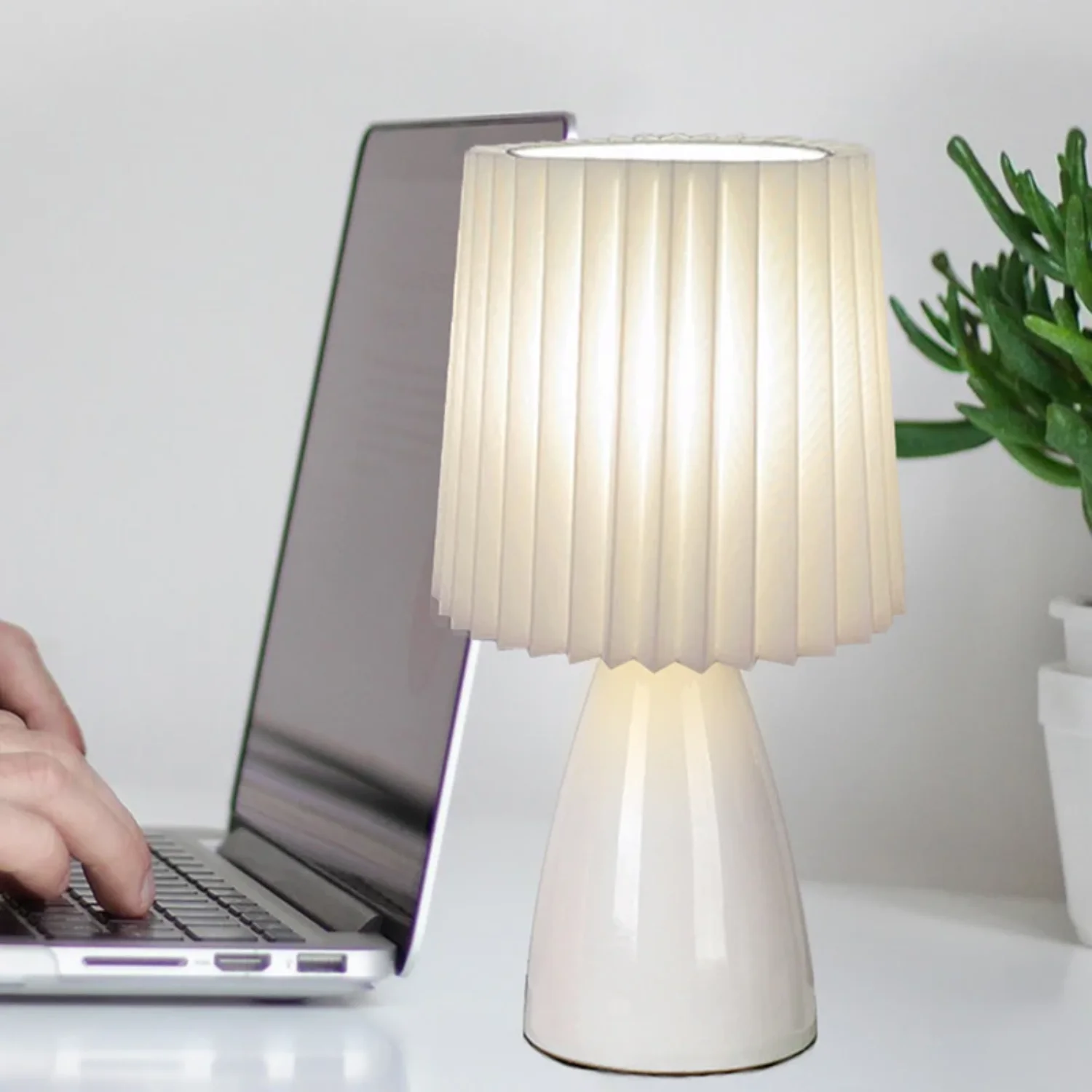 Milkshake Bedside Table Lamp E27 Warm Color LED Pleated Lamp Living Room Table Decorative Night Light Ceramic Indoor Lighting
Milkshake Bedside Table Lamp E27 Warm Color LED Pleated Lamp Living Room Table Decorative Night Light Ceramic Indoor Lighting