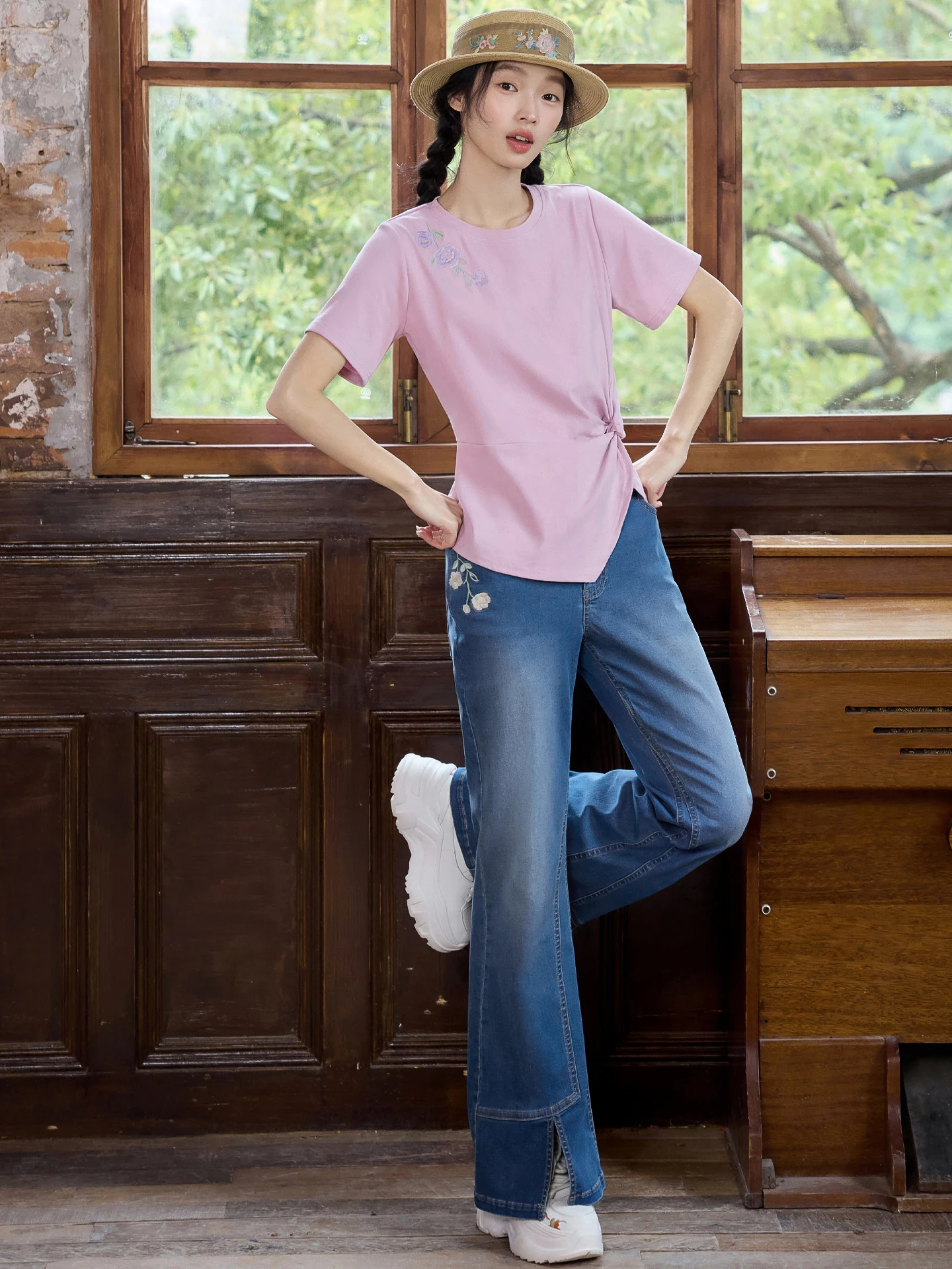 Original Chinese Style Embroidered Thin Denim Pants Bell Bottoms Floral Design Natural Waist Zipper Closure Wear Resistant
Original Chinese Style Embroidered Thin Denim Pants Bell Bottoms Floral Design Natural Waist Zipper Closure Wear Resistant