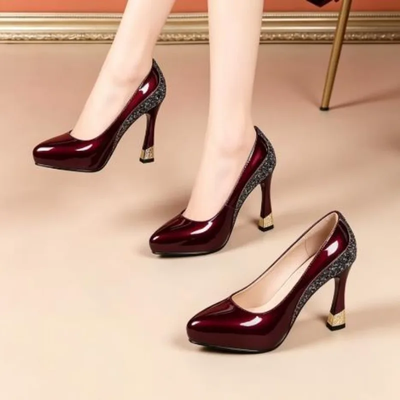 2026Fashion Patent Leather Stiletto Single Fall New Pointed Toe Shallow Mouth Slip-on Sequin Anti-Slip Wear-Resistant High Heels
2026Fashion Patent Leather Stiletto Single Fall New Pointed Toe Shallow Mouth Slip-on Sequin Anti-Slip Wear-Resistant High Heels