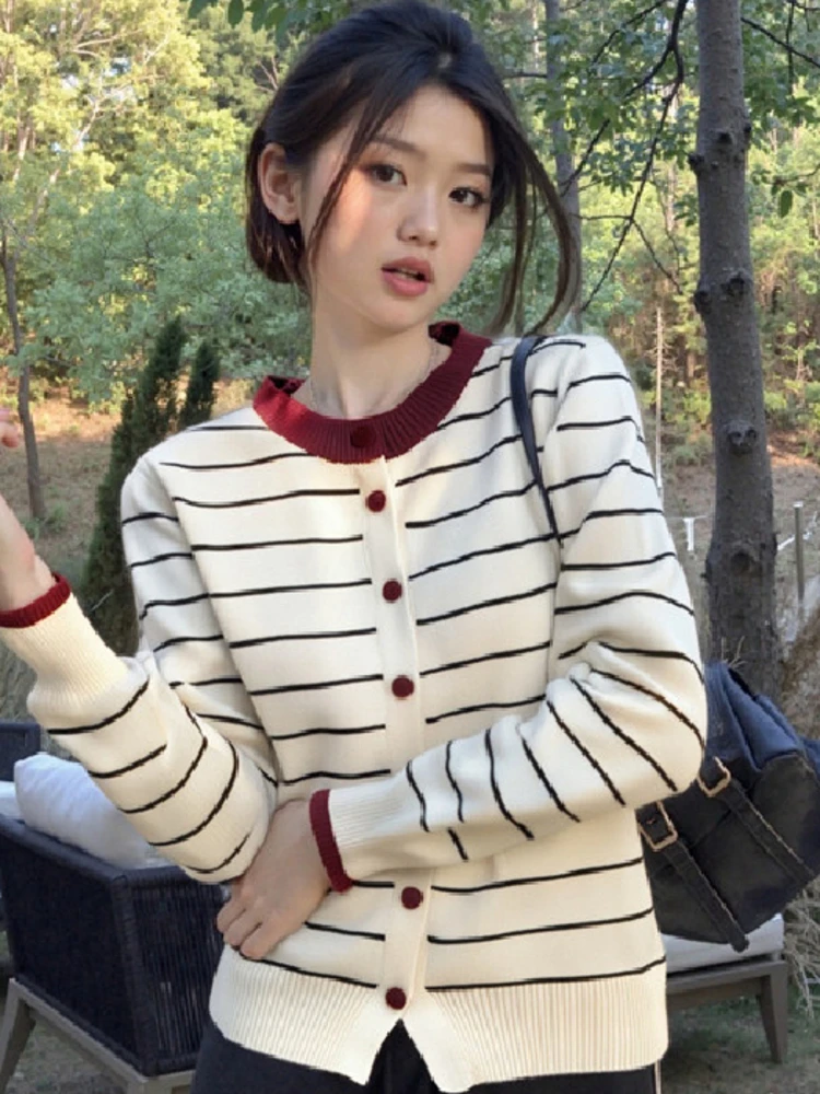 Korean Style Color Block Striped Knitted Cardigan Women's Sweater Spring Casual High End Long Sleeve Soft Outerwear
Korean Style Color Block Striped Knitted Cardigan Women's Sweater Spring Casual High End Long Sleeve Soft Outerwear