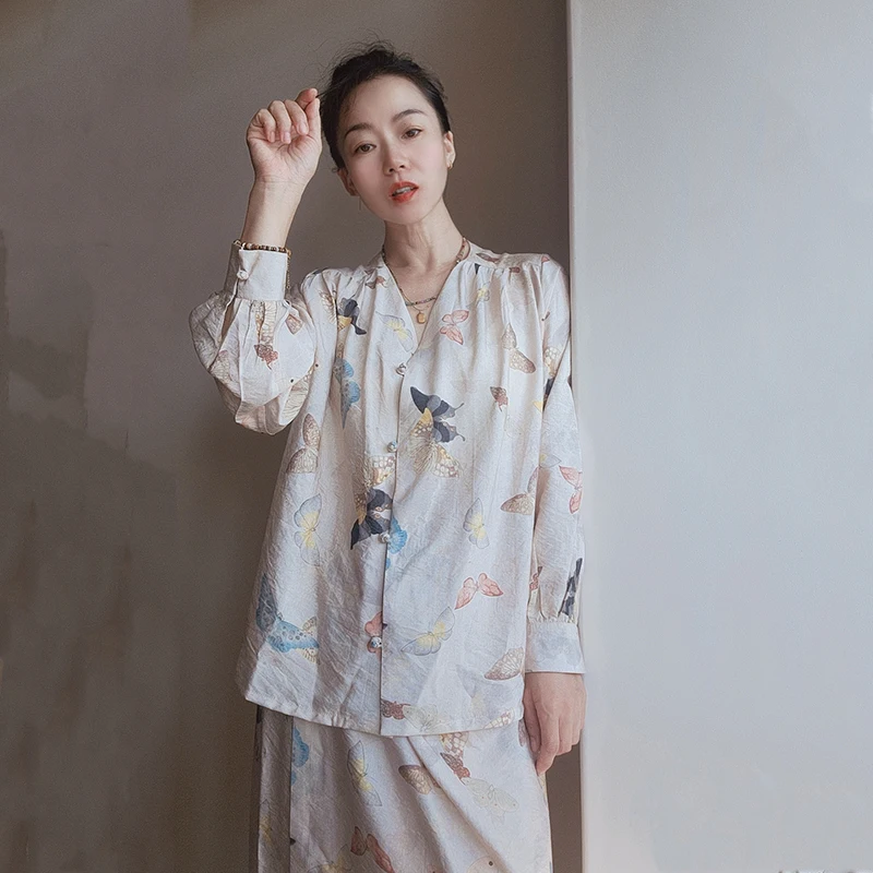 HuaDi Spring Autumn New Women's irt V-ne Long Sve Loose Silk Cotton Print Retro Original Design Top
HuaDi Spring Autumn New Women's irt V-ne Long Sve Loose Silk Cotton Print Retro Original Design Top