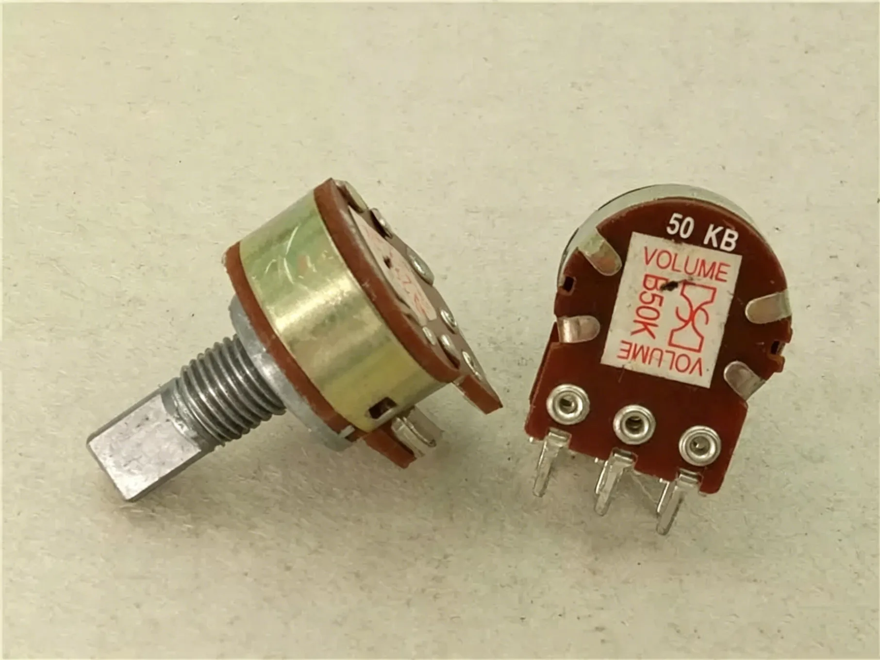 Original New 100% 148 Type Dual Potentiometer B50K Handle Length 15MMF (SWITCH)
Original New 100% 148 Type Dual Potentiometer B50K Handle Length 15MMF (SWITCH)