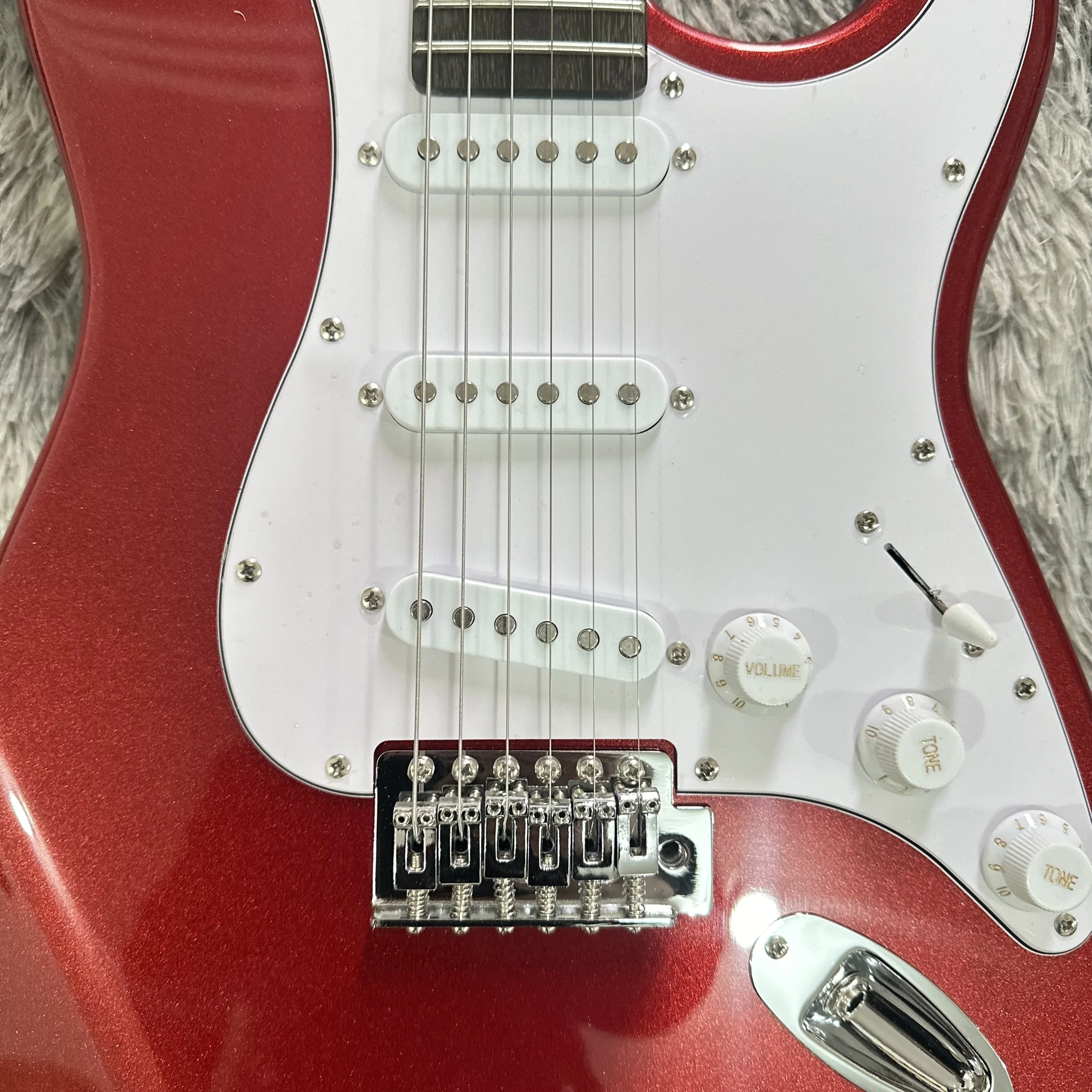 Fast shipment from US warehouse Candy Apple Red Electric Guitar SSS Single Coil Pickups White Pickguard 6-String Ready to Play Free Shipping
Fast shipment from US warehouse Candy Apple Red Electric Guitar SSS Single Coil Pickups White Pickguard 6-String Ready to Play Free Shipping