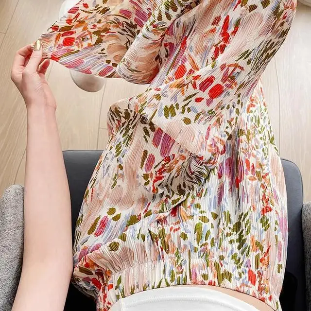 Summer thin wide-leg pants for women, crimped floral design casual pants, loose high-waisted drape, floor-length shaky pants
Summer thin wide-leg pants for women, crimped floral design casual pants, loose high-waisted drape, floor-length shaky pants