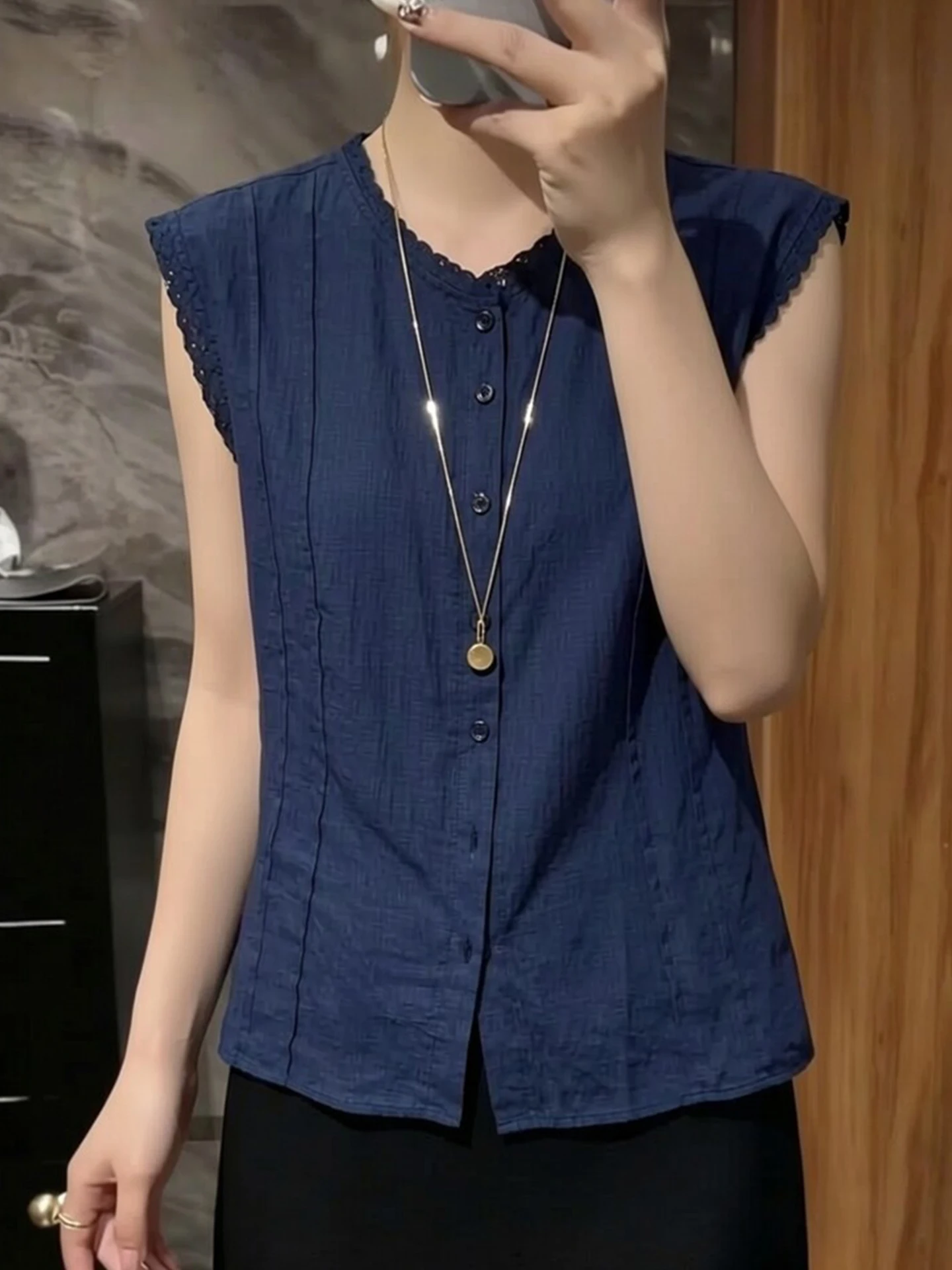 Elegant Pure Color Single-Button Sleeveless Shirt Vest Women's Fashion Spring Simple Style Age-Defying Versatile Top
Elegant Pure Color Single-Button Sleeveless Shirt Vest Women's Fashion Spring Simple Style Age-Defying Versatile Top