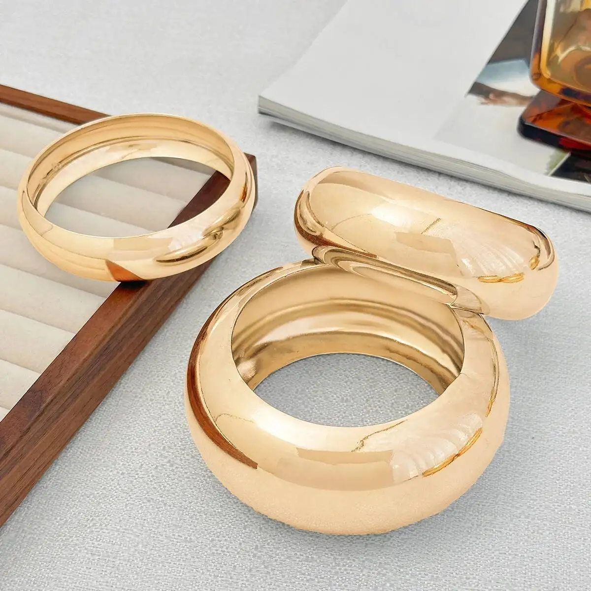 SHIXIN 3 Pcs/Set Exaggerated Smooth Surface Wide Bangle For Women Oversized Geometric Round Chunky Bangle Bracelet Party Jewelry
SHIXIN 3 Pcs/Set Exaggerated Smooth Surface Wide Bangle For Women Oversized Geometric Round Chunky Bangle Bracelet Party Jewelry