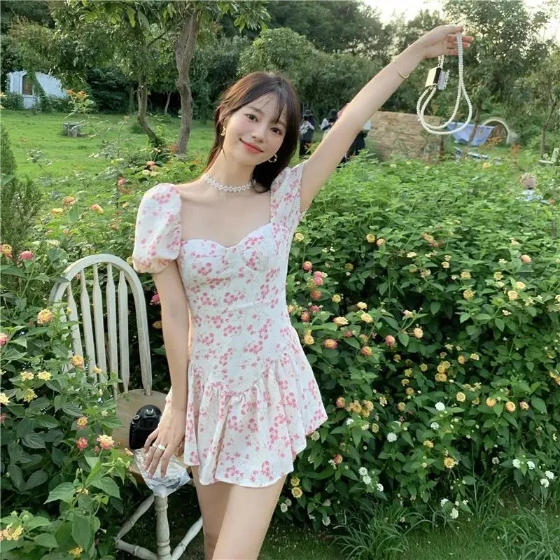 Summer 2023 Gentle Style Short Floral Print Pink Women's Dress Retro Waist-Cinching A-Line Skirt Bubble Sleeve Square Neck Dress
Summer 2023 Gentle Style Short Floral Print Pink Women's Dress Retro Waist-Cinching A-Line Skirt Bubble Sleeve Square Neck Dress