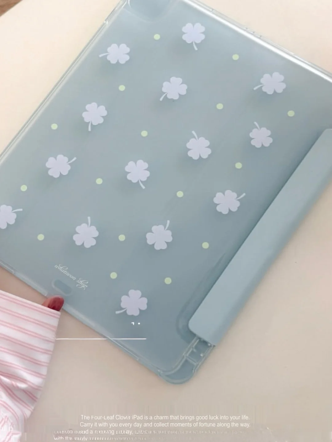 Корейский защитный чехол для iPad Sle Luy Four Le Clover с держателем для ручек и подставкой, мягкая программная версия футболки
Корейский защитный чехол для iPad Sle Luy Four Le Clover с держателем для ручек и подставкой, мягкая программная версия футболки