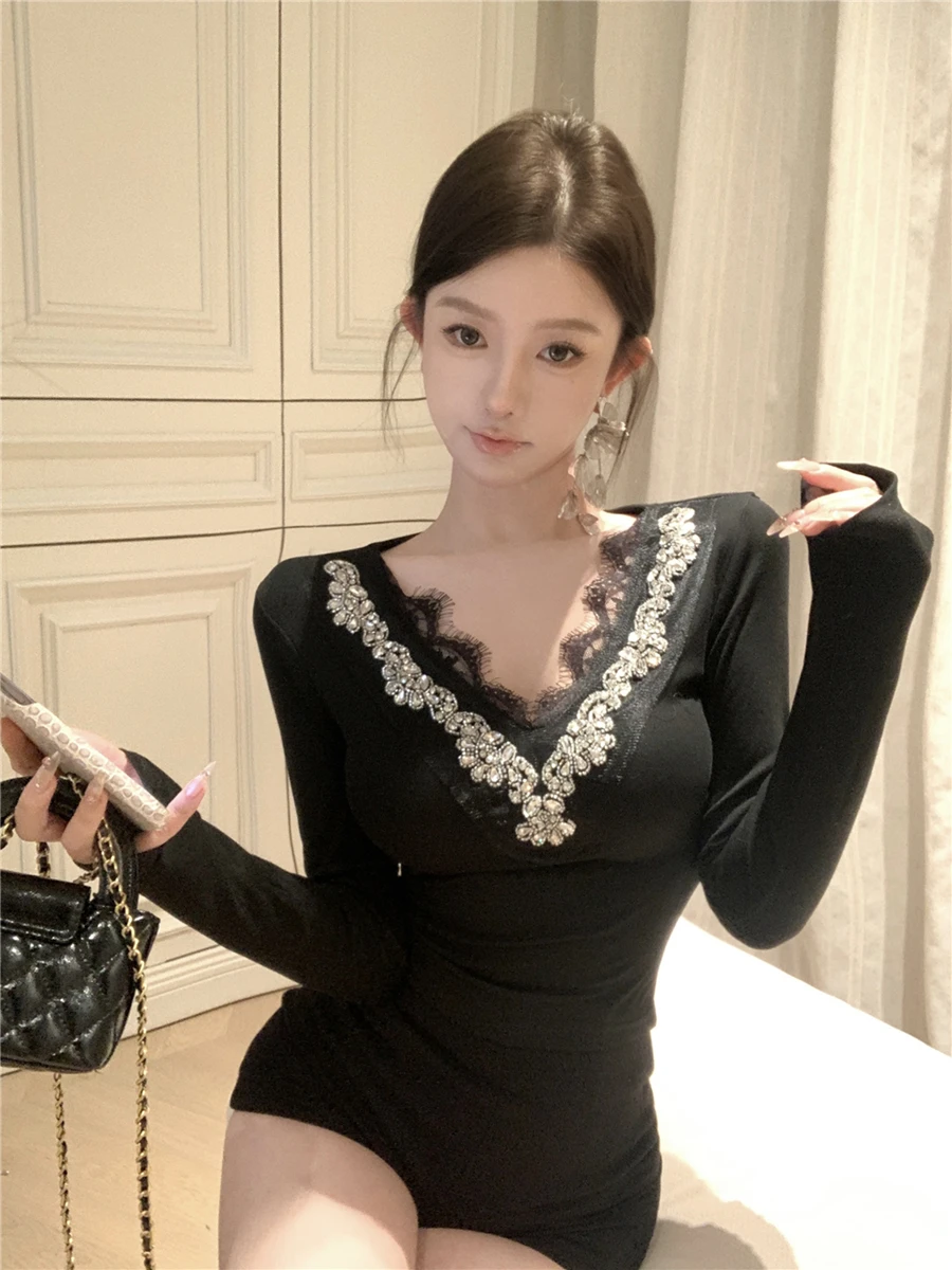 Retro Spicy Girl Heavy Embellished Lace V-neck Long Sleeve T-shirt Women's Winter High-end Slim-fit Base Layer Shirt Top
Retro Spicy Girl Heavy Embellished Lace V-neck Long Sleeve T-shirt Women's Winter High-end Slim-fit Base Layer Shirt Top