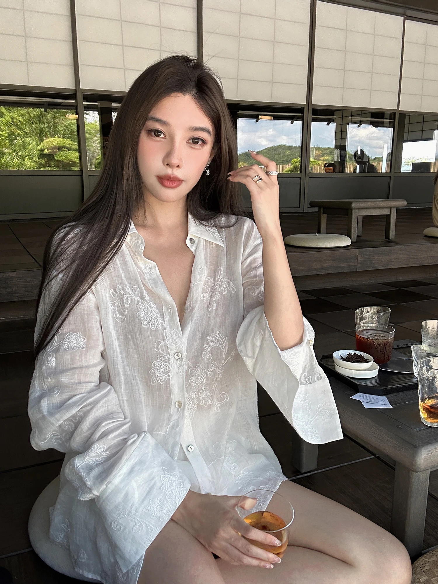 Женский комплект из тутового шелка с вышивкой: модный повседневный костюм из дышащей ткани для лета
Женский комплект из тутового шелка с вышивкой: модный повседневный костюм из дышащей ткани для лета