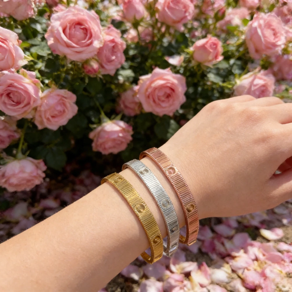 Trendy 2026 New style rose gold Love bracelet for women, infinite one-word screw grosgrain pure silver strap couple bracelet
Trendy 2026 New style rose gold Love bracelet for women, infinite one-word screw grosgrain pure silver strap couple bracelet