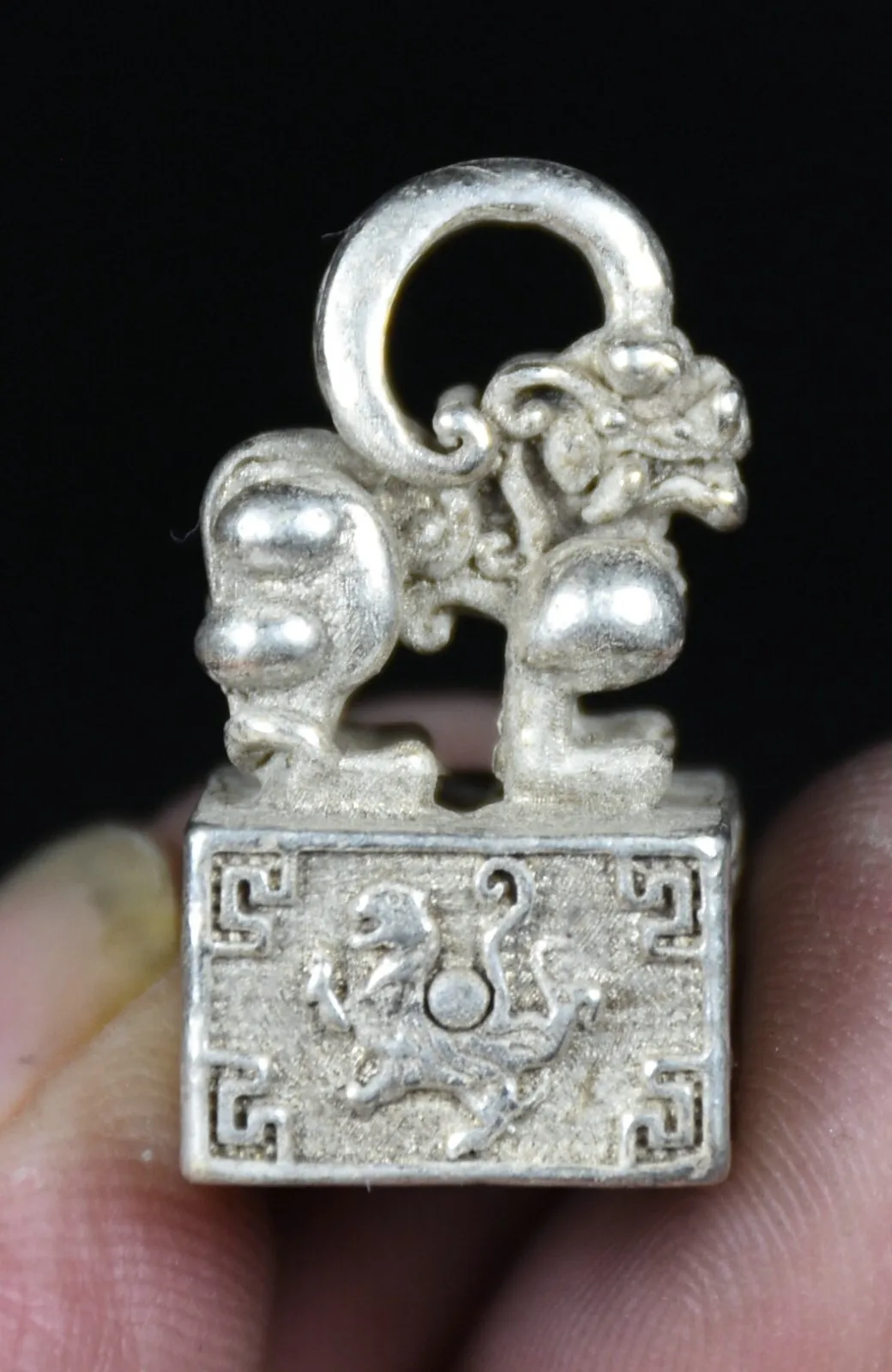 3.2CM Old Chinese Miao Silver Feng Shui Dragon Beast Pixiu Beast Seal Signet Statue
3.2CM Old Chinese Miao Silver Feng Shui Dragon Beast Pixiu Beast Seal Signet Statue