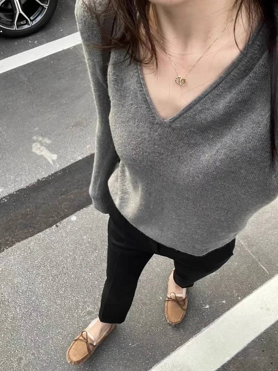 Winter new V-neck 100% pure cashmere sweater women's slim pure color thin knitted long sleeve cashmere sweater
Winter new V-neck 100% pure cashmere sweater women's slim pure color thin knitted long sleeve cashmere sweater