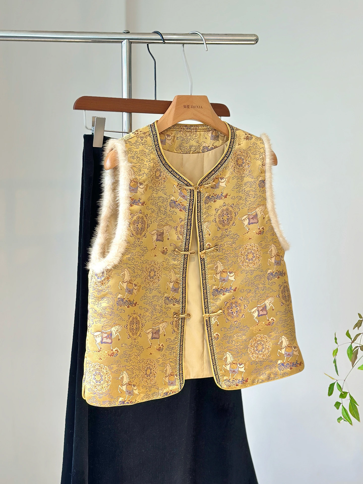 Chinese Vest Women's Autumn and Winter Quilted Outer Wear Song Dynasty Brocade Jacquard National Style Year Clothes
Chinese Vest Women's Autumn and Winter Quilted Outer Wear Song Dynasty Brocade Jacquard National Style Year Clothes