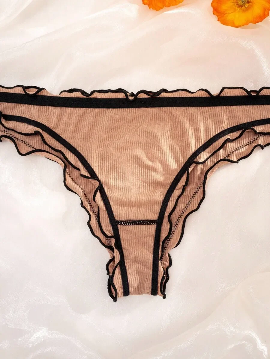 Ribbed Seamless Panties With Ruffled Black Trim
Ribbed Seamless Panties With Ruffled Black Trim