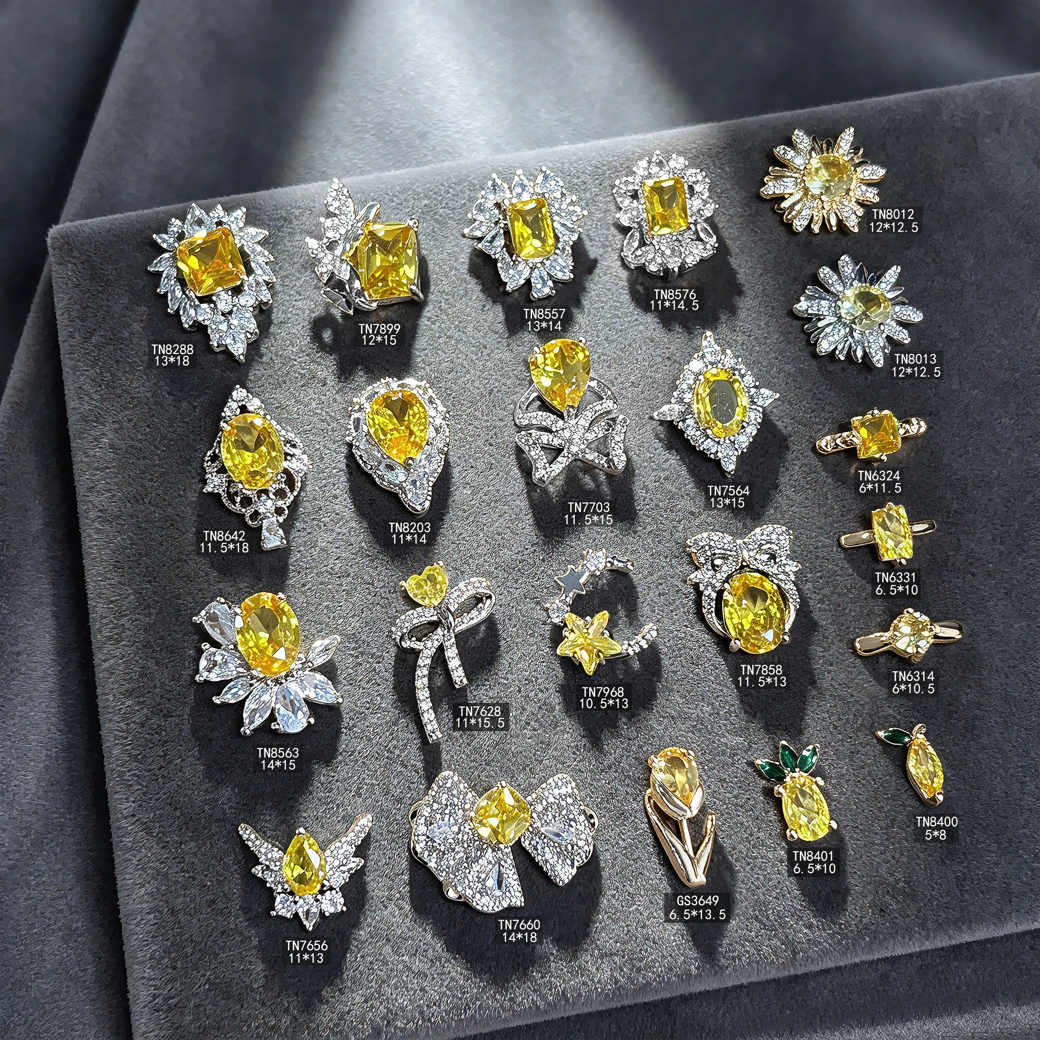 5 pieces/lot Luxury Yellow Zircon Nail Charms 3D Big Rhinestone Bow Flower Pineapple Tulip Star Nail Art Jewelry Accessories
5 pieces/lot Luxury Yellow Zircon Nail Charms 3D Big Rhinestone Bow Flower Pineapple Tulip Star Nail Art Jewelry Accessories