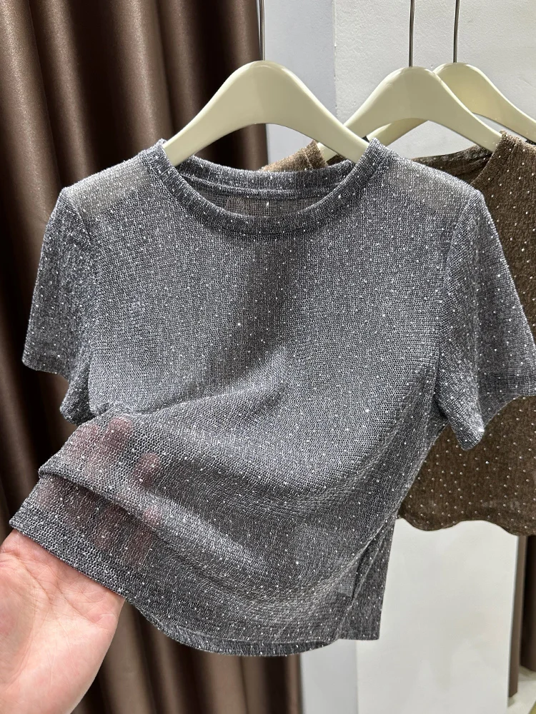 Женская футболка из ледяного шелка с круглым вырезом, весна 2026, с термостразами на плечах
Женская футболка из ледяного шелка с круглым вырезом, весна 2026, с термостразами на плечах