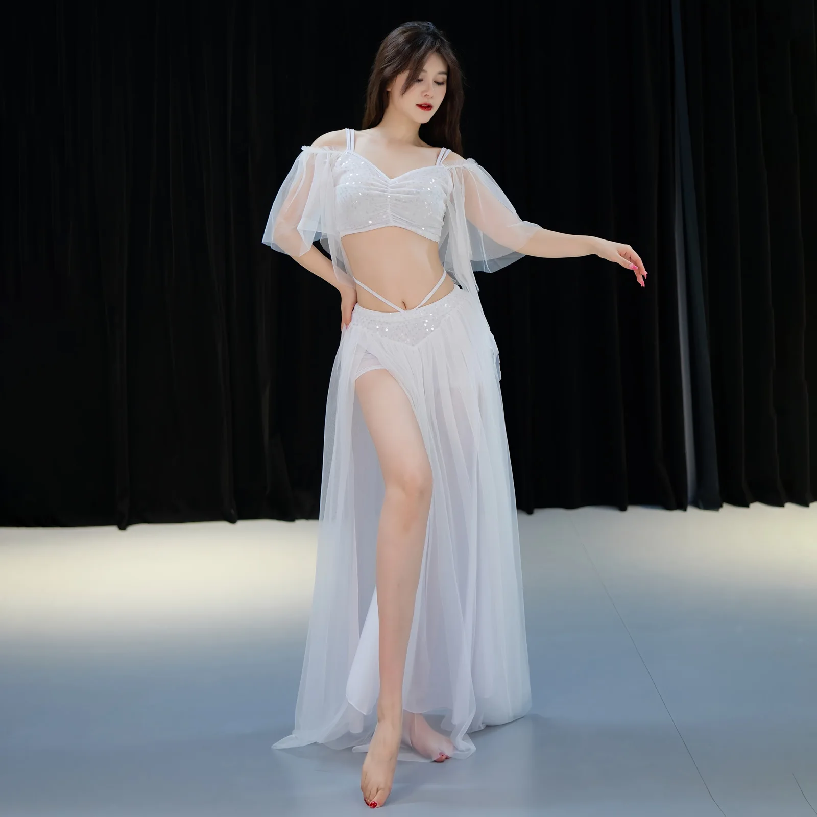 Belly dance clothing set, new short-sleeved practice clothes, fairy gas mesh big swing skirt, practice class clothes, women
Belly dance clothing set, new short-sleeved practice clothes, fairy gas mesh big swing skirt, practice class clothes, women