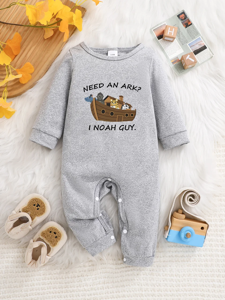 A baby long-sleeved onesie with interesting letter prints. It features a buttoned design for easy putting on and taking off
A baby long-sleeved onesie with interesting letter prints. It features a buttoned design for easy putting on and taking off