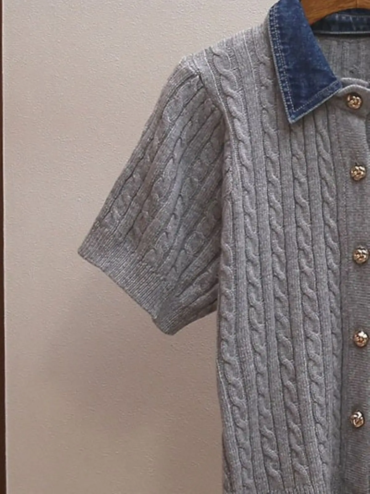 Spring/Summer Women Denim Polo Neck Spliced Contrast Short Sleeve Knit Top Single Breasted Ribbed Slim Fashion Knitwear Cardigan
Spring/Summer Women Denim Polo Neck Spliced Contrast Short Sleeve Knit Top Single Breasted Ribbed Slim Fashion Knitwear Cardigan