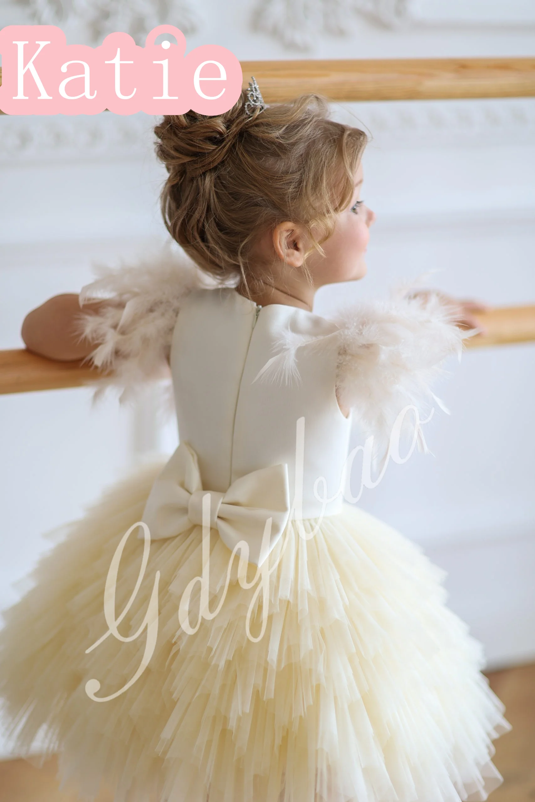 Ivory Flower Girl Dress For Wedding Tulle Puffy With Feathers Sleevelss Princess Kids Birthday First Communion Ball Gowns
Ivory Flower Girl Dress For Wedding Tulle Puffy With Feathers Sleevelss Princess Kids Birthday First Communion Ball Gowns
