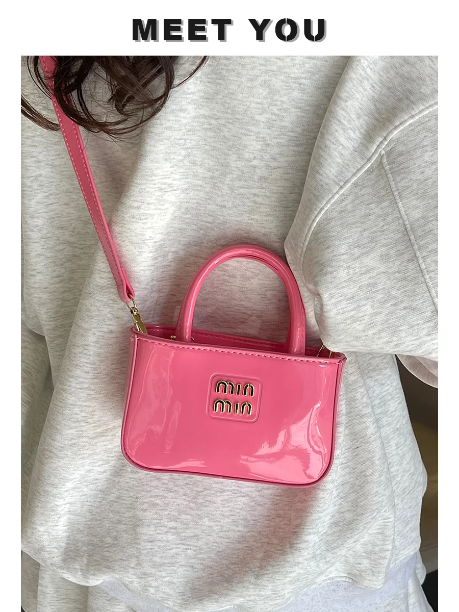 Luxury designer high-end portable small bag female 2025 new fashion portable one-shoulder messenger bag small square bag trend
Luxury designer high-end portable small bag female 2025 new fashion portable one-shoulder messenger bag small square bag trend