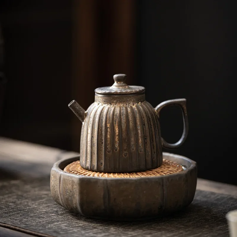 Japanese-style teapot stoneware welllan pot handmade retro gilt iron glaze teapot single pot Kung Fu tea maker
Japanese-style teapot stoneware welllan pot handmade retro gilt iron glaze teapot single pot Kung Fu tea maker