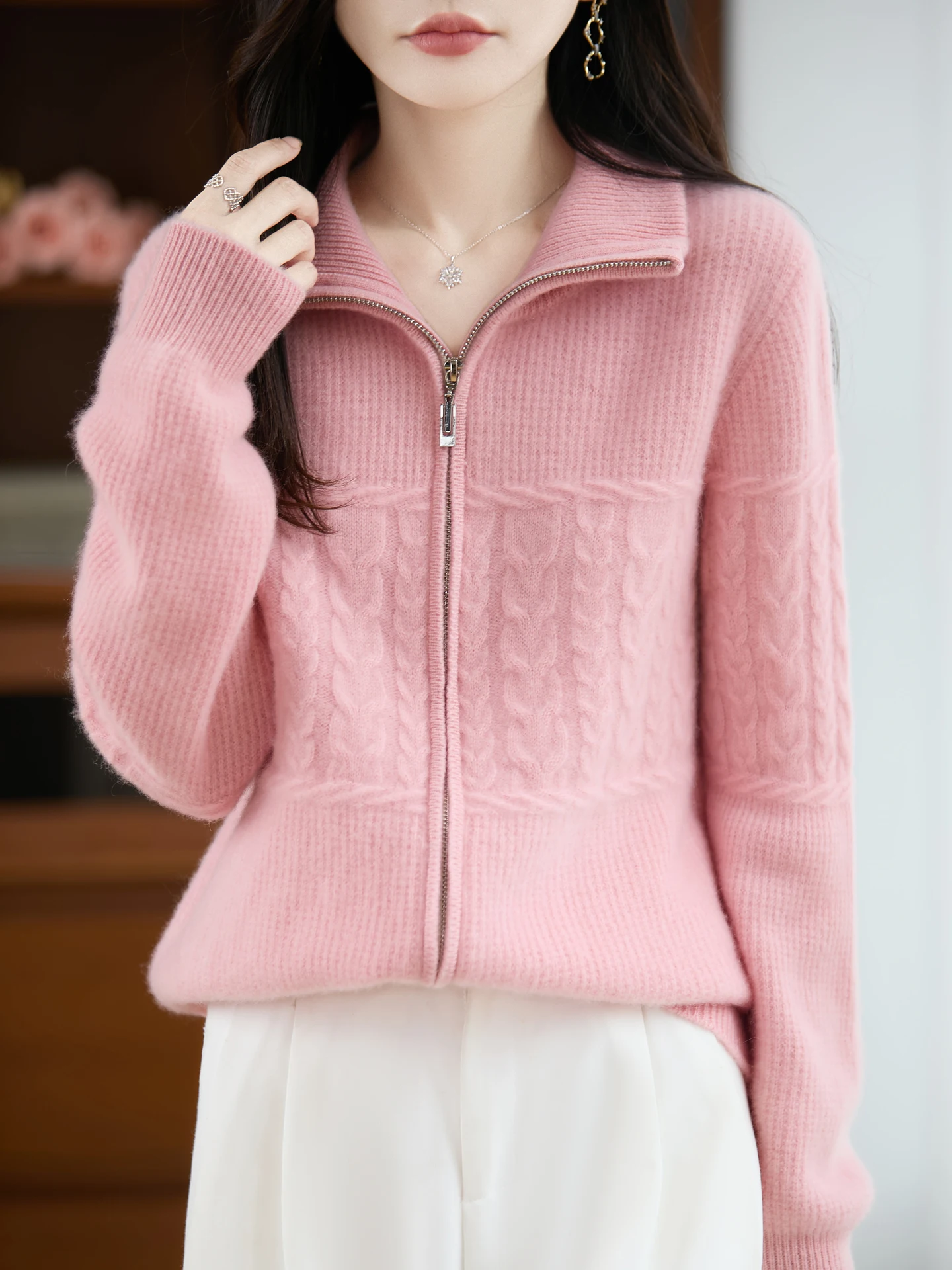 Осенне-зимний женский утепленный кардиган из 100% мериносовой шерсти с отложным воротником, на двойной молнии, теплая модная одежда
Осенне-зимний женский утепленный кардиган из 100% мериносовой шерсти с отложным воротником, на двойной молнии, теплая модная одежда