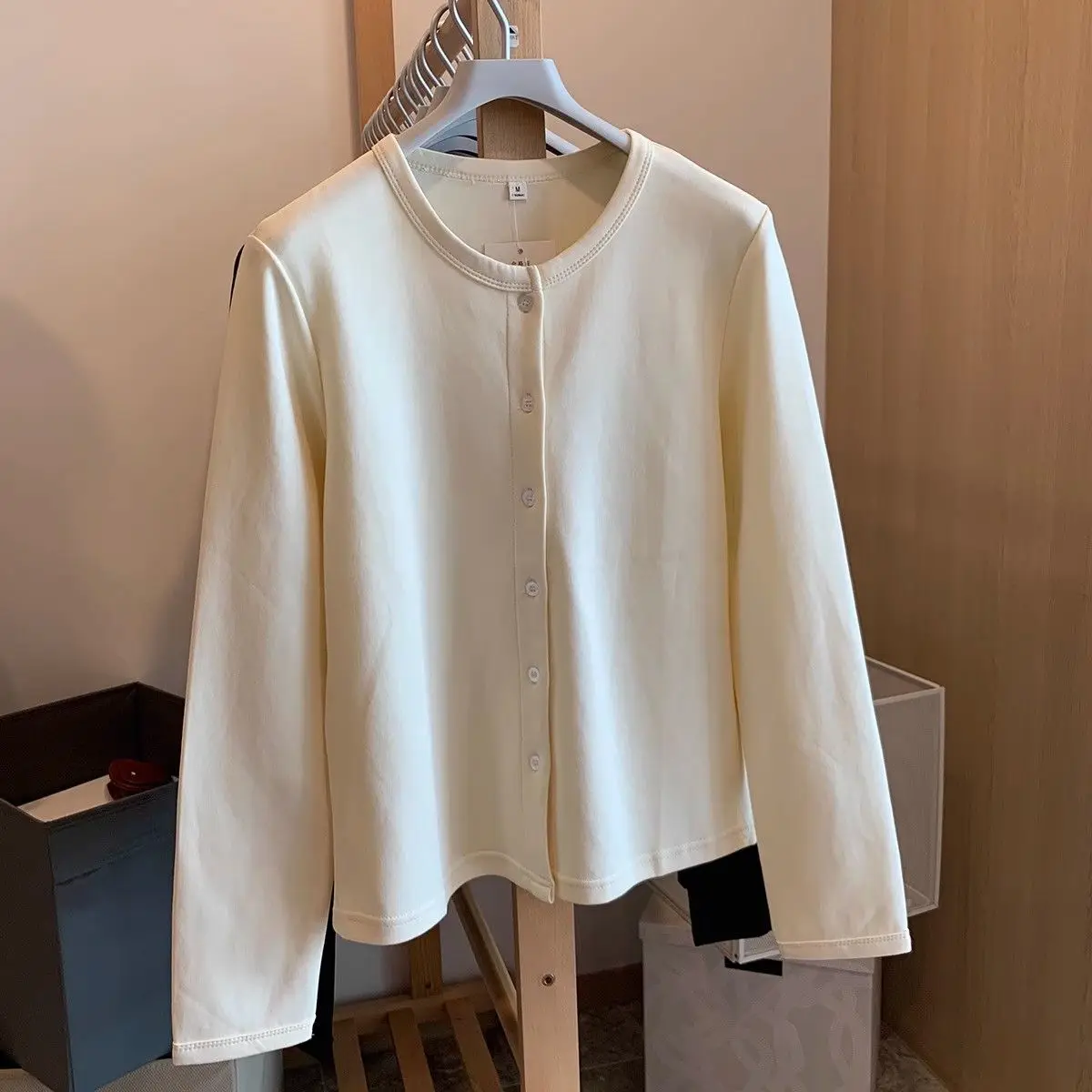 Spring Autumn 2025 Slim Fit Single Button round Neck Small Open Cardigan Women's T-Shirt Versatile Top Coat Trendy Female Out...
Spring Autumn 2025 Slim Fit Single Button round Neck Small Open Cardigan Women's T-Shirt Versatile Top Coat Trendy Female Out...