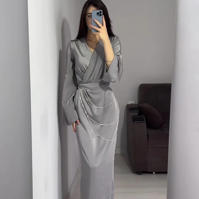 2024 Autumn/winter Elegant Slimming Long Satin Dress with Metal Decoration V-neck Strap Grey Dress Party Evening Dress for Women
2024 Autumn/winter Elegant Slimming Long Satin Dress with Metal Decoration V-neck Strap Grey Dress Party Evening Dress for Women
