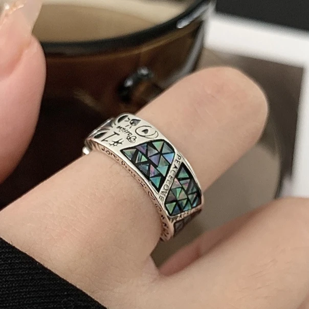 Цветная ракушка с геометрическим граффити тотемное кольцо женское легкое роскошное нишевое дизайнерское модное изысканное высококачественное кольцо
Цветная ракушка с геометрическим граффити тотемное кольцо женское легкое роскошное нишевое дизайнерское модное изысканное высококачественное кольцо