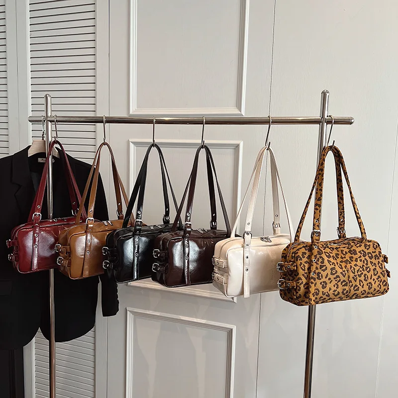 Fashionable Leopard-print Single-shoulder and Cross-body Bag. New Women's Pillow Bag with A Sense of Luxury.
Fashionable Leopard-print Single-shoulder and Cross-body Bag. New Women's Pillow Bag with A Sense of Luxury.