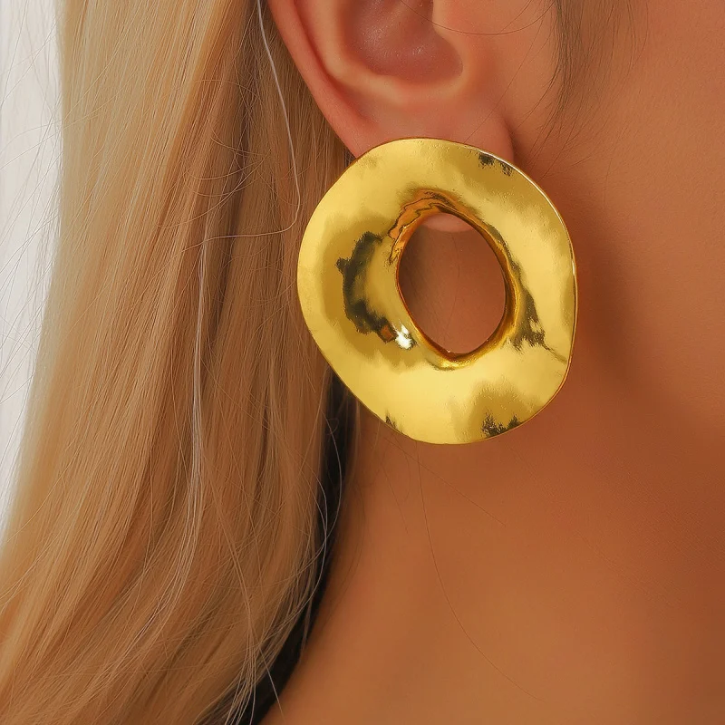 European and American Cross-Border Jewelry Circle Hollow Fan-Shaped Round Metal Earrings for Women French Retro Elegant Niche Hi
European and American Cross-Border Jewelry Circle Hollow Fan-Shaped Round Metal Earrings for Women French Retro Elegant Niche Hi